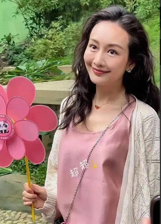 安福相册 王鸥近照曝光引热议，网友：这是当年的“汪曼春”？