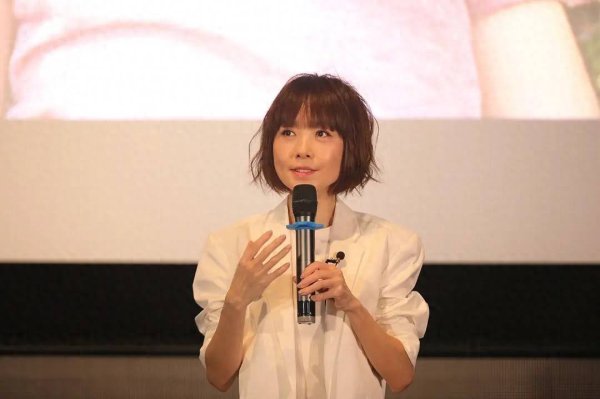 莆田安福家园 54岁鲁豫新加坡看演唱会素颜出镜现象好，绯闻男友未陪伴