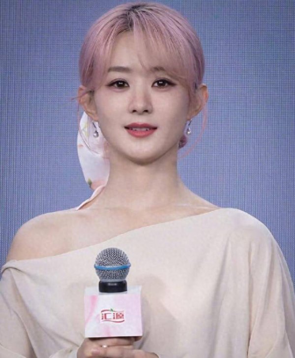 莆田安福家园 网友山上偶遇赵丽颖，口舌吊带直角肩，粉色发色超减龄