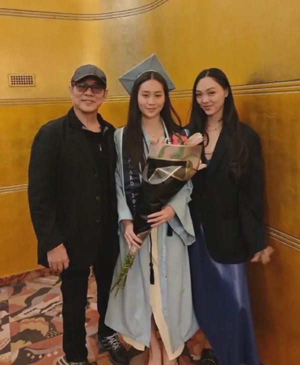 安福相册 62岁李连杰自称“垫底”父亲，四个儿子均大学毕业