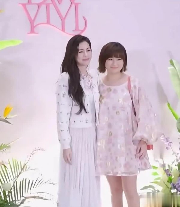 莆田安福家园 任家萱携亲妹参加婚典，穿宽松超短裙子