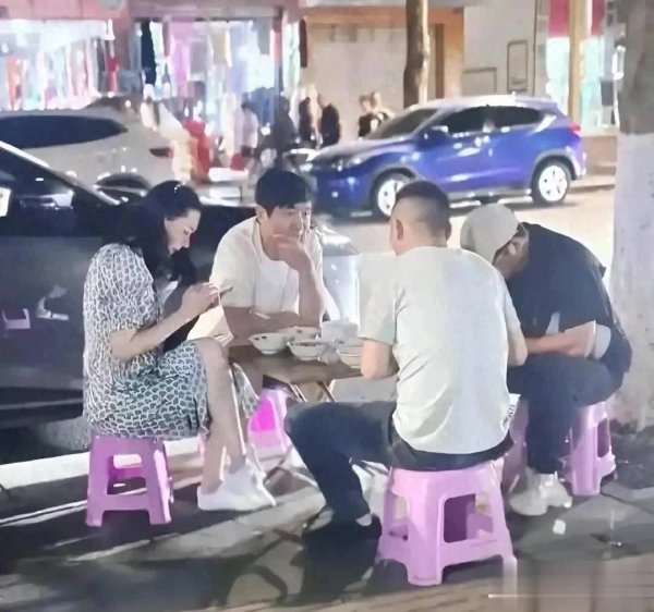 安福相册 程丽莎郭晓冬夜深吃路边摊，窘态各看手机几块钱小吃坐半天