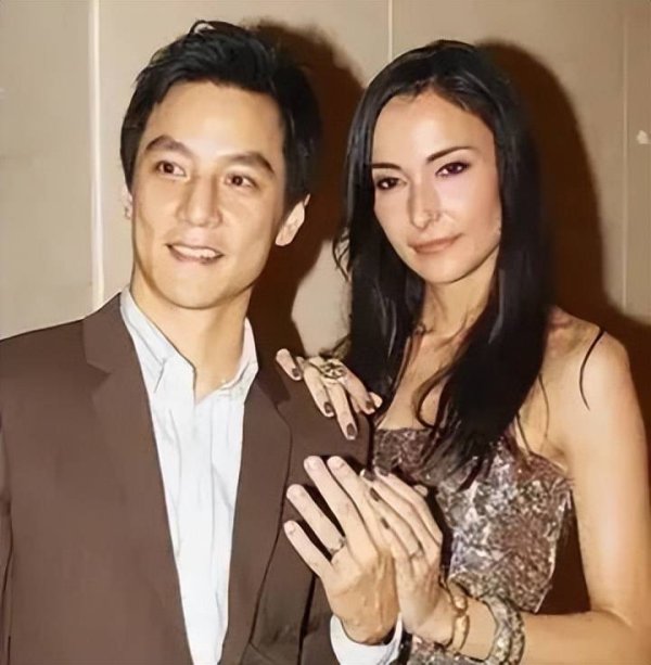 安福相册 吴彦祖发文为妻Lisa庆生，称两东谈主最佳的年华还在背面