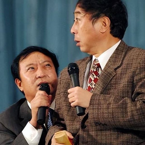 莆田安福相册 75岁牛群公园“粗莽”现身，白首秃头边幅衰，破鞋尽显苦衷！