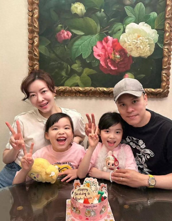 莆田安福相册 45岁熊黛林晒双胞胎男儿，姐妹鉴识像爸妈，可儿爆棚！