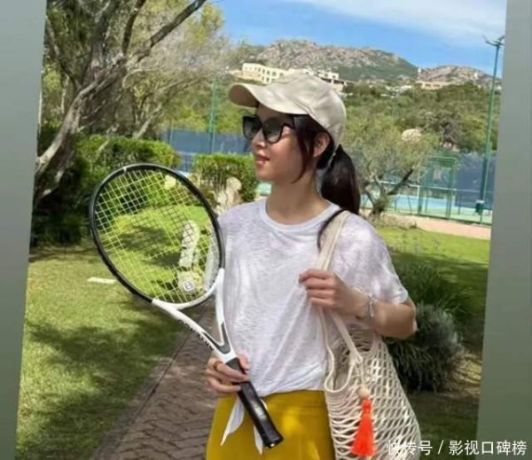 安福相册 章泽天晒网球照，嘴角有棕色血痂疑似受伤，素颜出镜晒黑不少