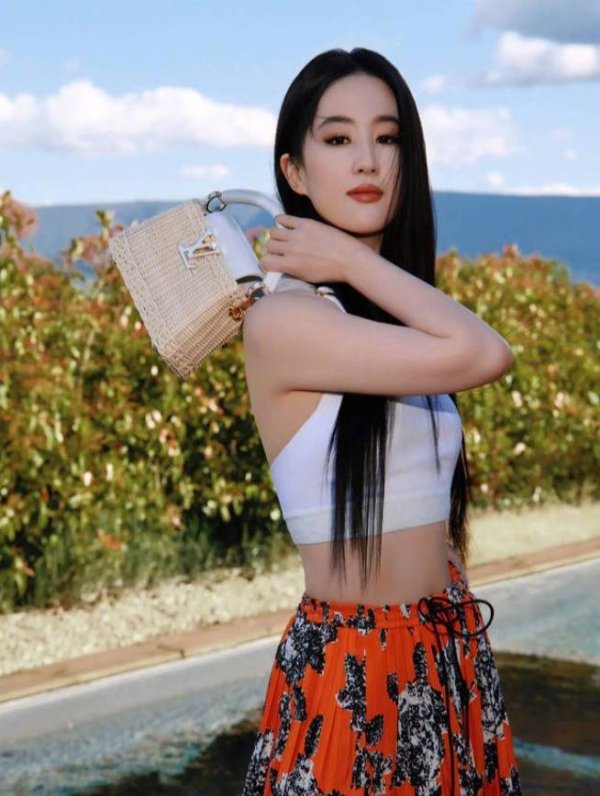 安福相册 刘亦菲吊带背心造型热搜！黑长直梦回小龙女时间