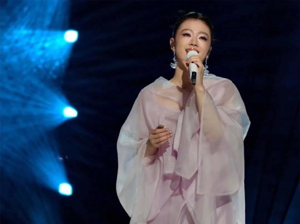 安福相册 单依纯回复“被说像王菲”：不休想越过，只想问候前辈