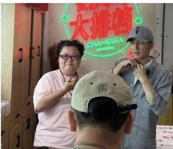 莆田安福家园 44岁谢霆锋小吃店被偶遇，小脸似20岁小伙，合影毫无架子