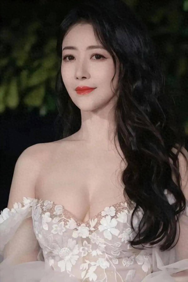 安福相册 50岁陈紫函出席活动，皮肤紧致气质温婉，景色年青似仙女！