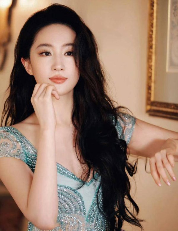 莆田安福家园 刘亦菲戛纳街头嗦粉！素颜景况引全网热议