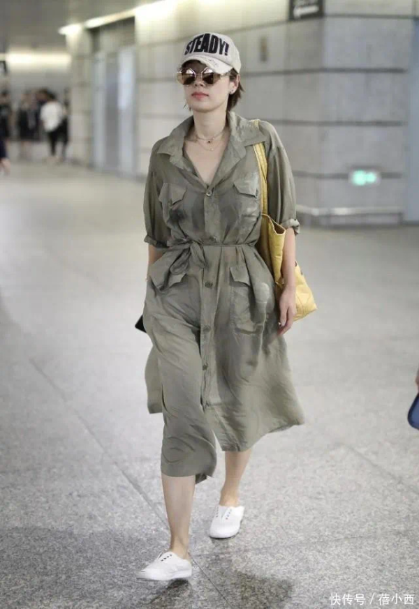 安福相册 马伊琍带火了“大意感”新穿法：衬衫裙+小白鞋+棒球帽，舒心耐看