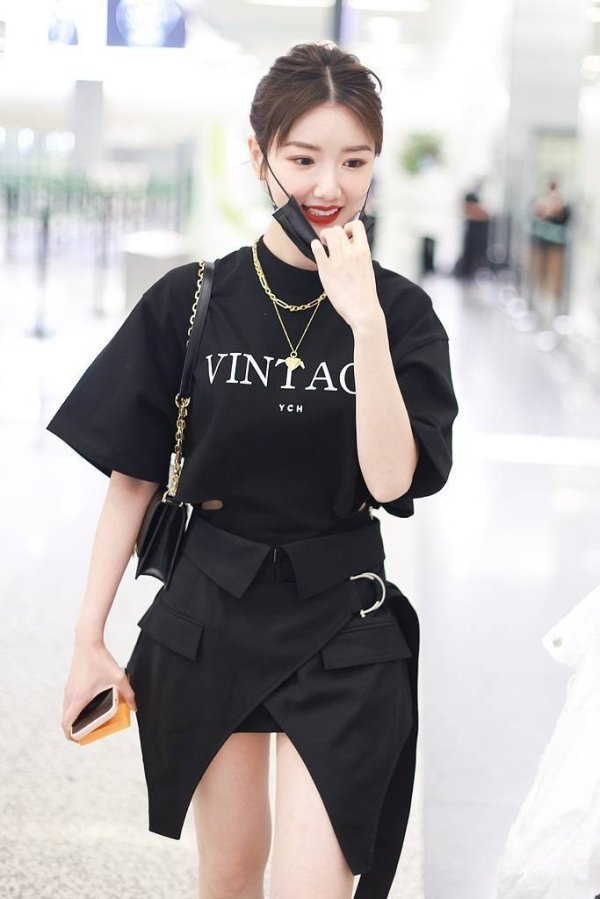 安福相册 毛晓彤柔肩担梦，在演艺路上确定前行