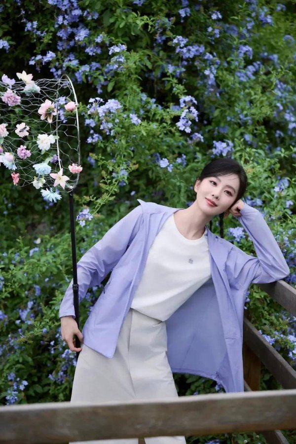 莆田安福相册 38岁刘诗诗户外花圃拍大片，穿防晒衣仍好意思到不行