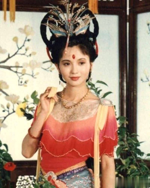 莆田安福相册 不拍吻戏不嫁权门，30岁演妈自毁远景，59岁仍风仪依旧