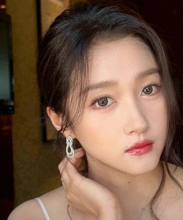 莆田安福相册 关晓彤举止站台，舞台灯光穿透裙子片刻，让东谈主直呼爱戴！