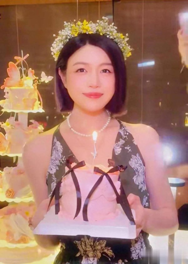 莆田安福相册 陈妍希晒与8岁女儿牵手照庆生，星星身高到她肩膀