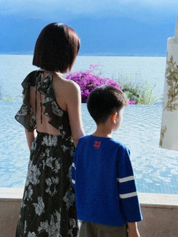 莆田安福家园 42岁陈妍希过诞辰与犬子合影，小星星身高快到姆妈肩膀了