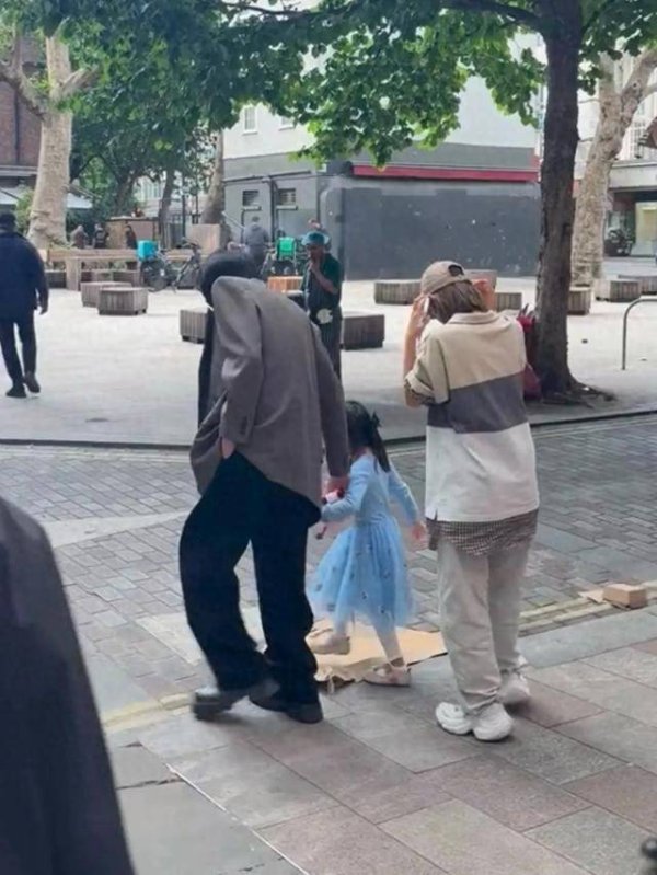 莆田安福家园 唐艺昕一家伦敦出游，张若昀牵5岁犬子超有爱，犬子超爱公主裙