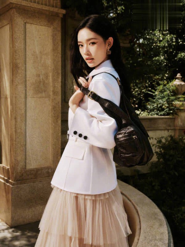 安福相册 林允穿纱裙配西装，黑长直造型寒冷大气知性酷飒