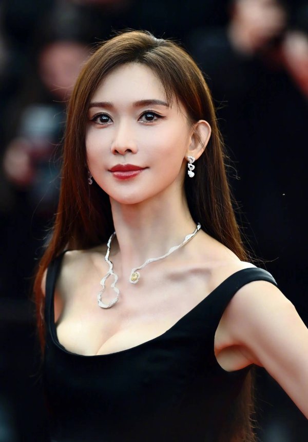 莆田安福家园 林志玲修起北影节红毯缩脖子：竟然太久没当明星了