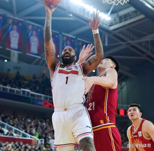 莆田安福家园 火爆！吉伦沃特2T被驱散抄起马扎要砸球迷，与山西球迷通谈热烈对喷