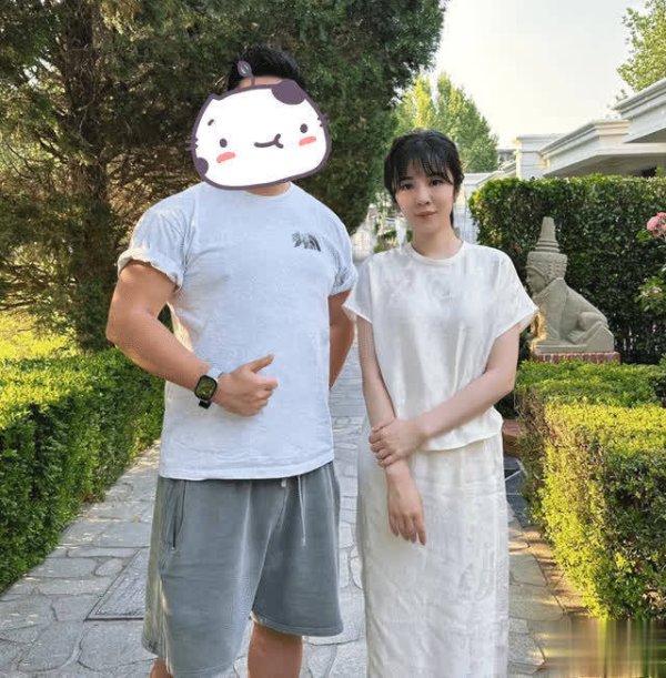 莆田安福家园 王晓晨被偶遇双手无名指夸口貌，脸肿不如从前漂亮