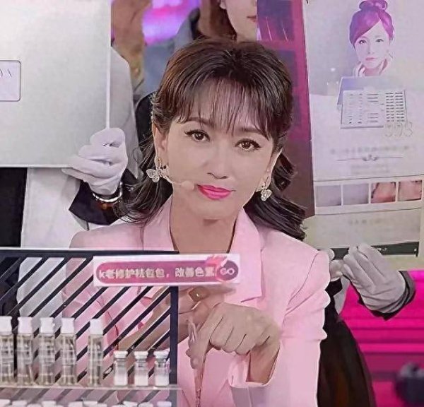 安福相册 赵雅芝半夜直播带货手抖仍坚捏，全网揪心