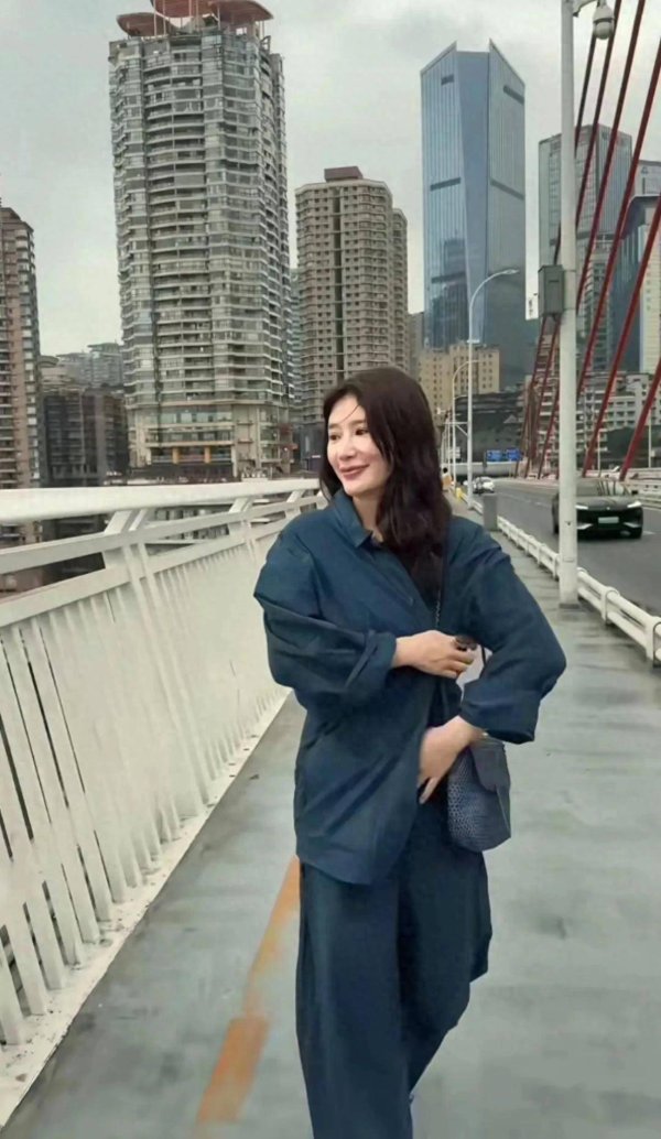 莆田安福相册 43岁熊乃瑾回重庆梓里，素颜陪爸妈逛街，阳台花房超吸睛！