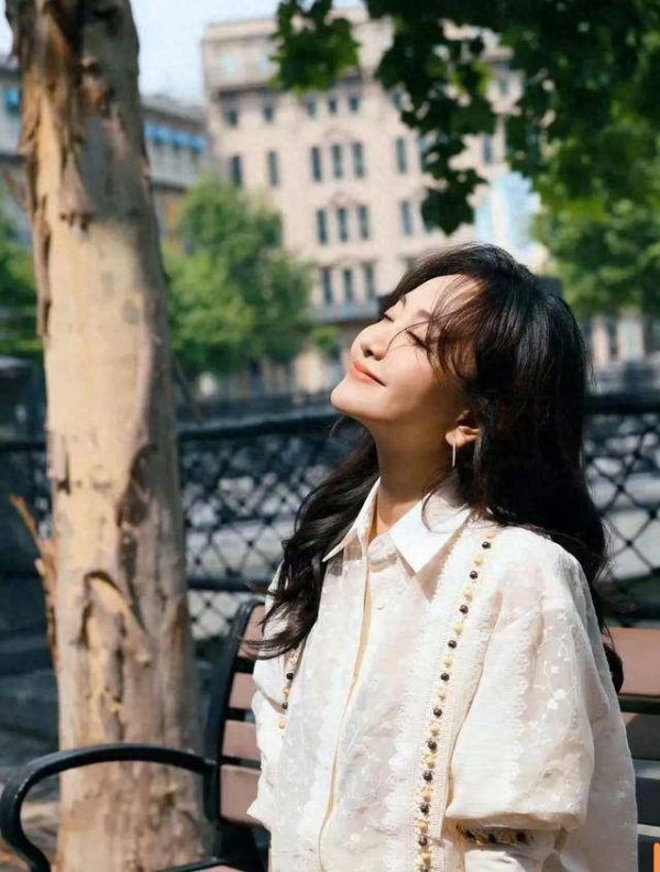 安福相册 朱一龙卡点晒43岁杨蓉诞辰照，十一年友情太好嗑！