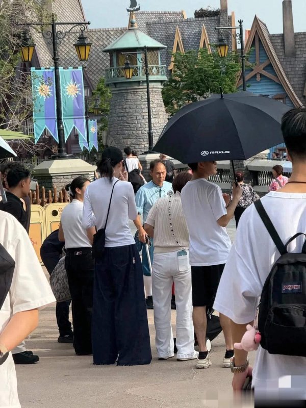安福相册 香港迪士尼偶遇奚梦瑶何猷君，打扮低调接地气