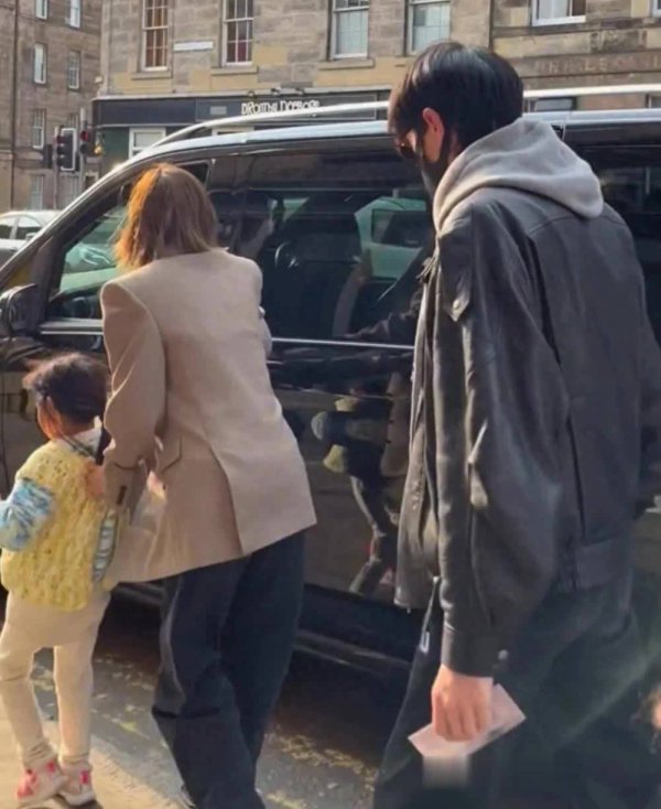莆田安福家园 爱丁堡偶遇张若昀一家散布，唐艺昕穿老公衣服甜密撒粮