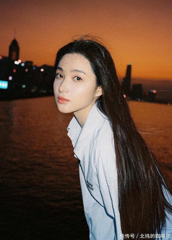 安福相册 孙嘉璐晒阳谋书单，没思到当演员和制片东说念主外，她竟已经个开箱博主