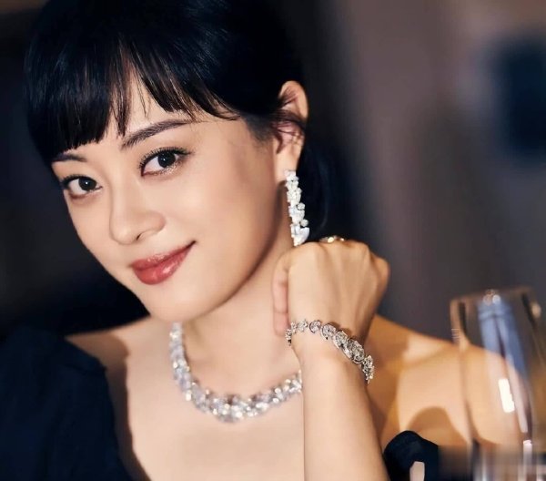 莆田安福相册 孙俪唇下痣隐藏，这颗痣的来历可不轻佻！