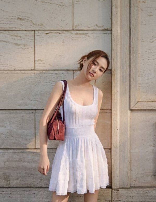 安福相册 何超莲晒路边随拍好意思照，穿小白裙秀好躯壳清纯养眼