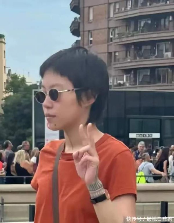 安福相册 窦靖童在西班牙素颜被偶遇，留短发很中性，乍一看和王菲一模一样