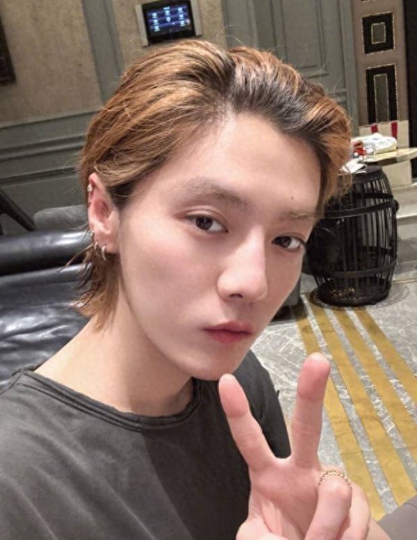 安福相册 鹿晗最新自拍照曝光，素颜比耶皮肤状态超佳！
