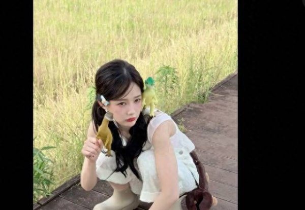 莆田安福相册 李一桐双马尾亮相回眸甜笑，青娥感爆棚