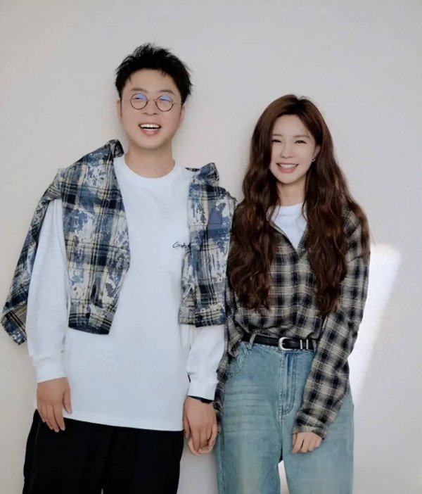 安福相册 杜海涛晒沈梦辰穿寝衣炒土豆丝背影，作念的菜很清淡