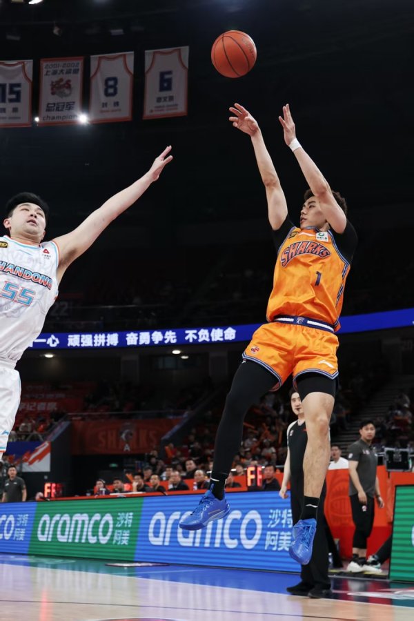 安福相册 哪儿摔倒哪儿爬起！上海大鲨鱼慑服山东保抓主场连胜记载