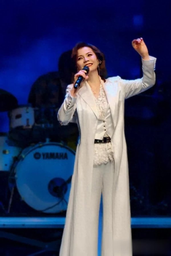 安福相册 闻明女歌手归来，代表作人所共知，歌迷歌唱：我老你未老！