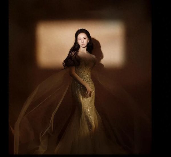 安福相册 陈齐灵化身小脚青娥，穿碎钻长裙光彩照东谈主！