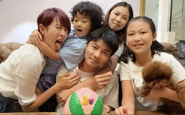 安福相册 52岁蔡少芬现身珠海，与公婆旅游，和张晋摩肩接毂超甘好意思