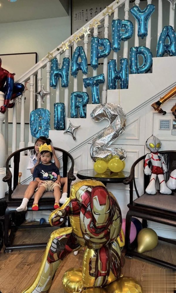 安福相册 38岁港姐为两岁犬子庆生，大25岁殷商丈夫在，一家四口似三代东说念主