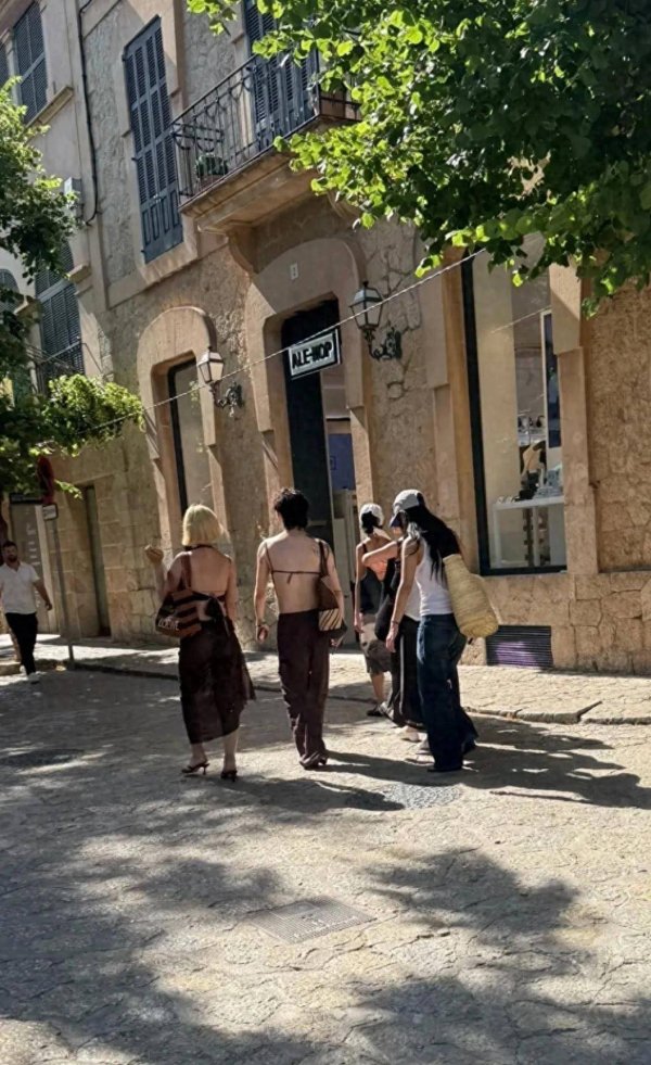 安福相册 伊能静女儿在海外造型出位，街头吸睛赚足眼球