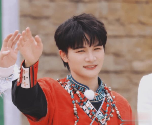 安福相册 奔波吧国际专访，周深用方言安利好意思食，文化输出口碑刷爆国际！