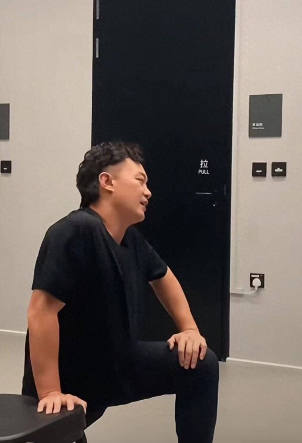 莆田安福相册 陈奕迅后台1组私照流出：历害的东说念主，王人在别东说念主看不到的方位使劲