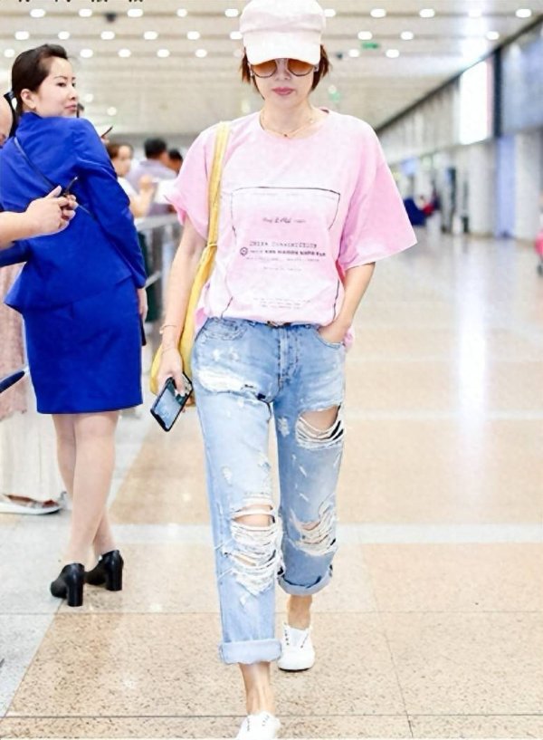 安福相册 “马伊琍”又把机场穿成秀场！穿粉T+破洞牛仔裤，48岁好意思出新高度