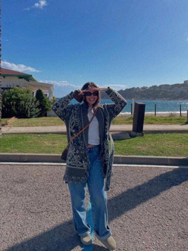 安福相册 通勤约聚两不误!Anna Escassut 的一衣多穿实用穿搭决策