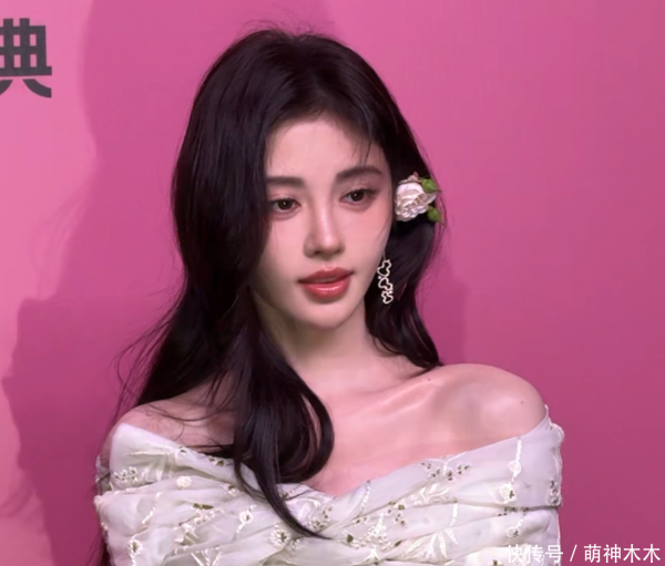 安福相册 鞠婧祎近照好无语！面部僵硬充满伪东谈主感，网友景仰越来越像AI了